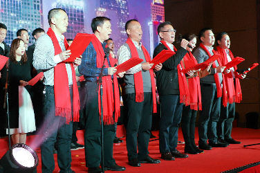 西米集团粟平董事长携员工在2019新春年会大合唱《整装再出发》