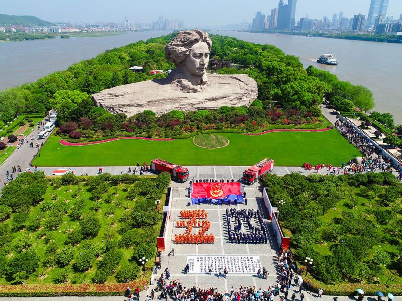 “青春心向党 建功新时代—省消防快闪亮相橘洲，华声呈昱倾情录制，燃爆全城！